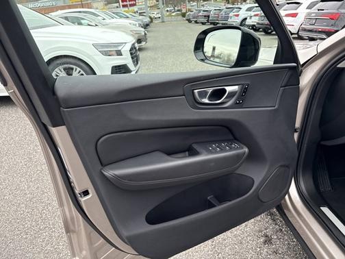 2025 Volvo XC60 Core