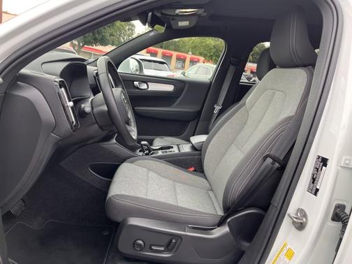 2025 Volvo XC40 Core Bright Theme