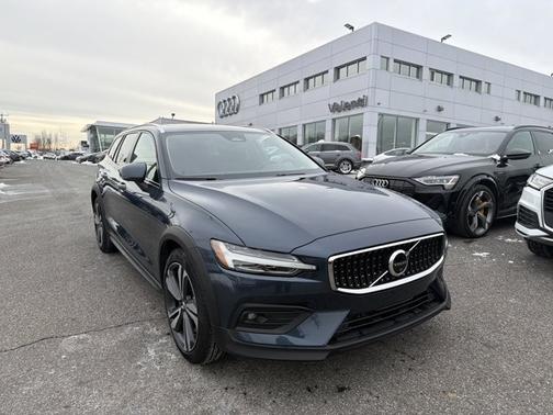 2025 Volvo V60 Cross Country Plus