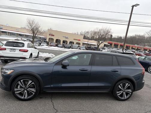 2025 Volvo V60 Cross Country Plus
