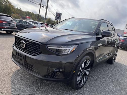 2025 Volvo XC40 Plus Dark Theme