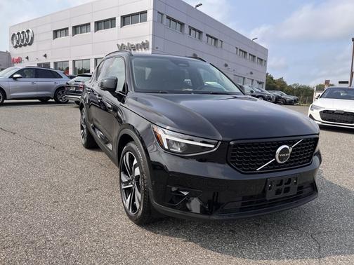2025 Volvo XC40 Plus Dark Theme