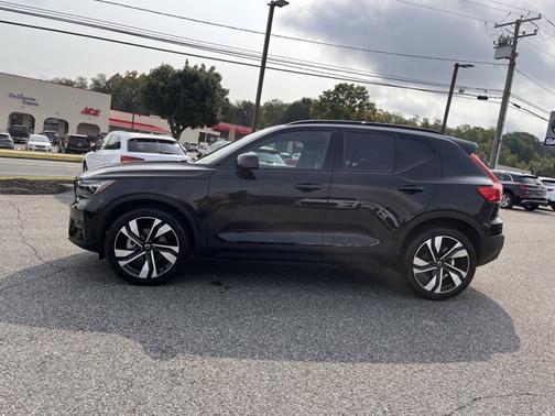 2025 Volvo XC40 Plus Dark Theme