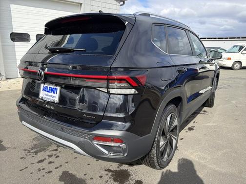 Deep Black Pearl 2026 Volkswagen Taos SE