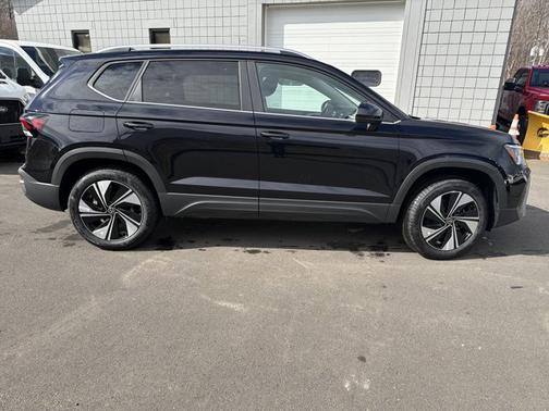 Deep Black Pearl 2026 Volkswagen Taos SE