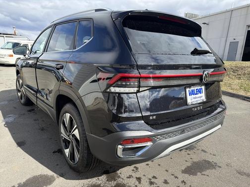 Deep Black Pearl 2026 Volkswagen Taos SE