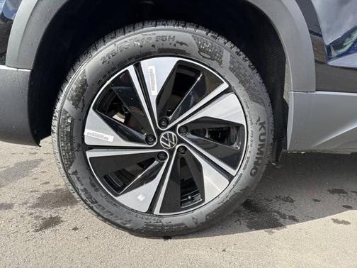 Deep Black Pearl 2026 Volkswagen Taos SE