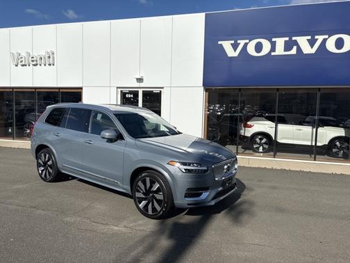 2025 Volvo XC40 Plus Dark Theme