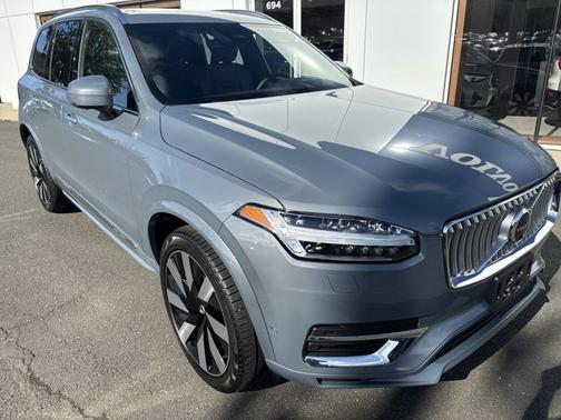 2025 Volvo XC40 Plus Dark Theme