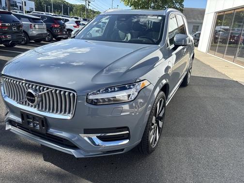 2025 Volvo XC40 Plus Dark Theme