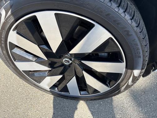 2025 Volvo XC40 Plus Dark Theme