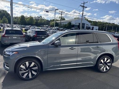 2025 Volvo XC40 Plus Dark Theme