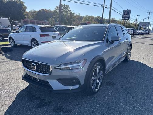 2025 Volvo V60 Cross Country Plus