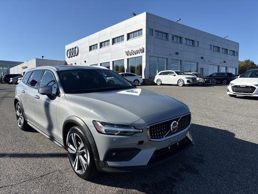 2025 Volvo V60 Cross Country Plus
