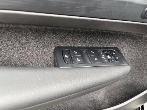 2025 Volvo XC40 Plus Dark Theme