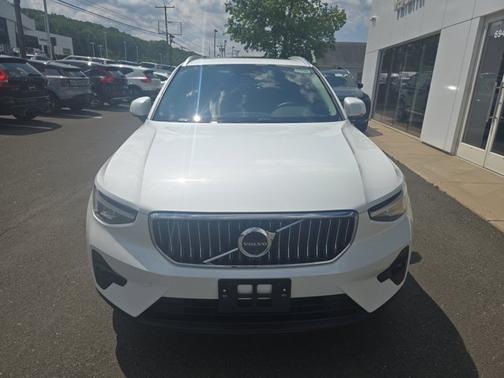 2025 Volvo XC40 Plus Bright Theme