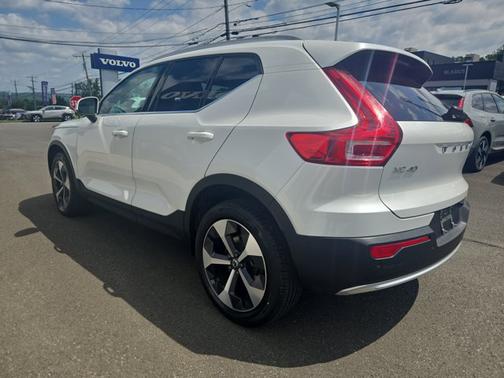 2025 Volvo XC40 Plus Bright Theme