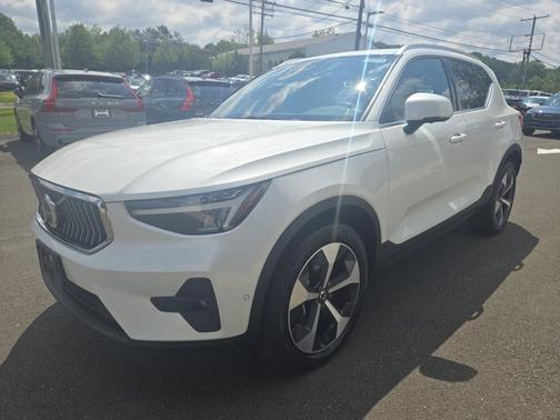 2025 Volvo XC40 Plus Bright Theme