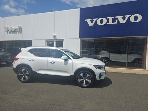 2025 Volvo XC40 Plus Bright Theme