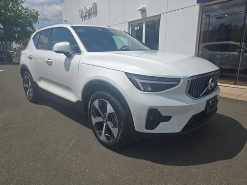 2025 Volvo XC40 Plus Bright Theme