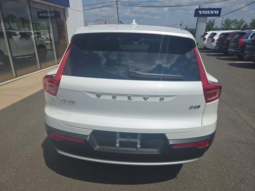 2025 Volvo XC40 Plus Bright Theme