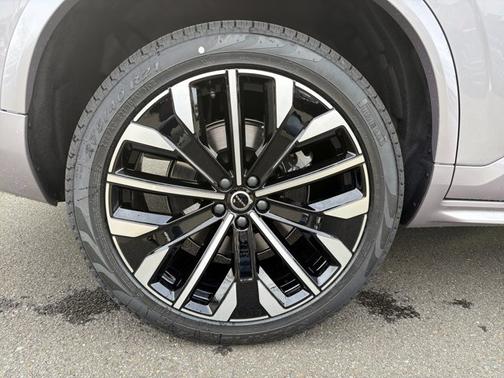 Aurora Silver 2026 Volvo XC90 Ultra
