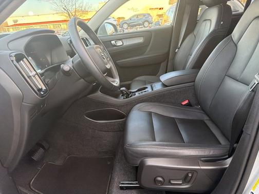 2025 Volvo XC40 Core Bright Theme