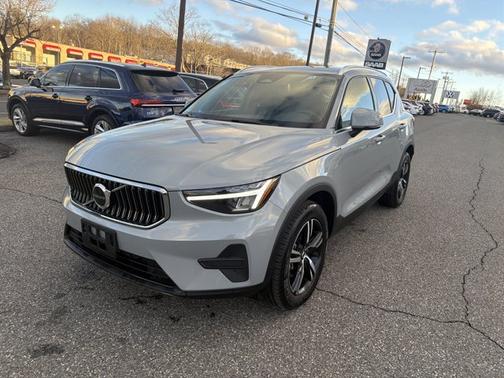 2025 Volvo XC40 Core Bright Theme