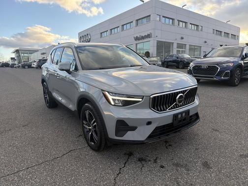 2025 Volvo XC40 Core Bright Theme