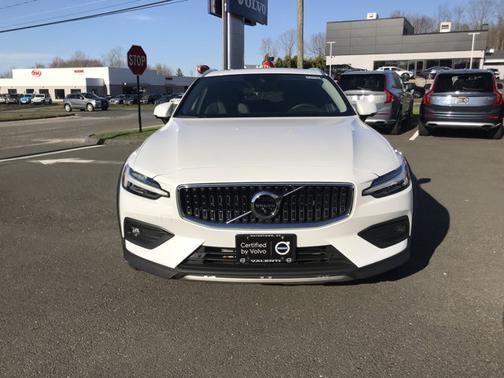 Photo 2 of 32 of 2021 Volvo V60 Cross Country 4DR AWD T5