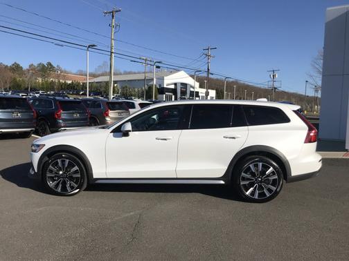 Photo 4 of 32 of 2021 Volvo V60 Cross Country 4DR AWD T5