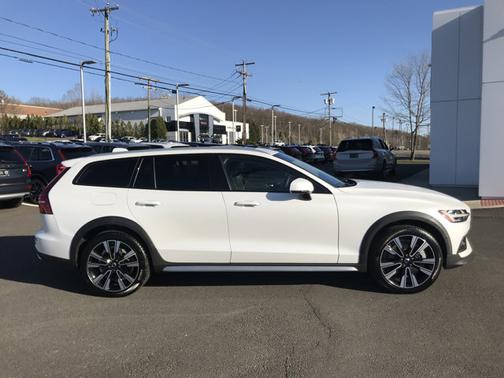 Photo 3 of 32 of 2021 Volvo V60 Cross Country 4DR AWD T5