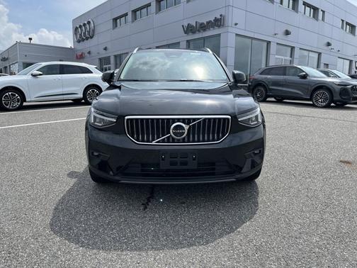 2025 Volvo XC40 Plus Bright Theme