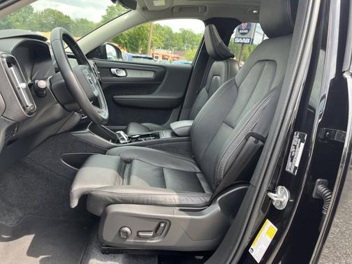 2025 Volvo XC40 Plus Bright Theme