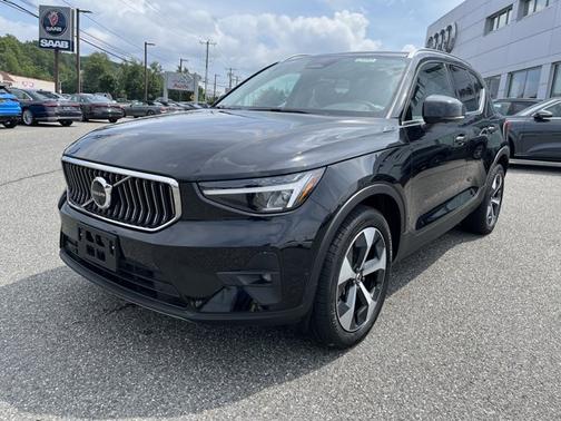 2025 Volvo XC40 Plus Bright Theme