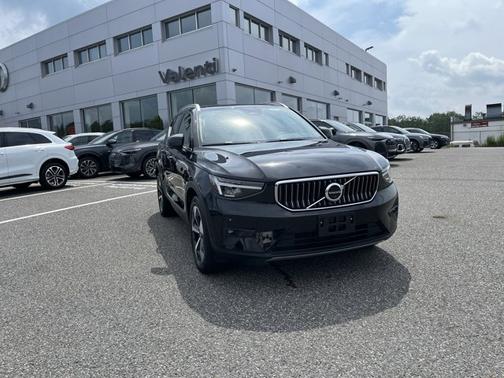 2025 Volvo XC40 Plus Bright Theme