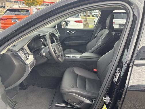 2025 Volvo XC60 Plus