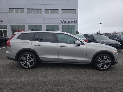 2025 Volvo V60 Cross Country Plus