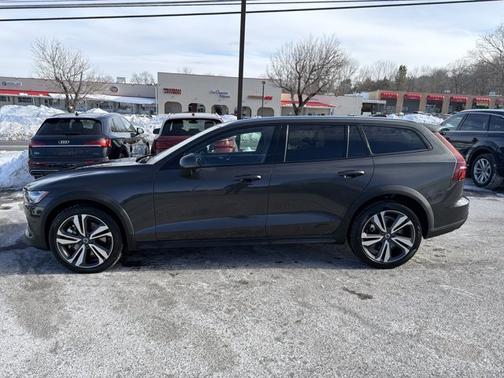 2025 Volvo V60 Cross Country Plus