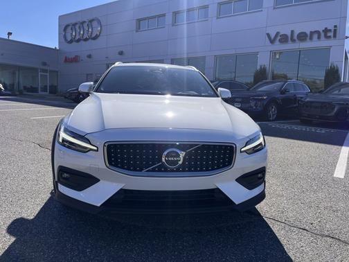 2024 Volvo V60 Cross Country Plus