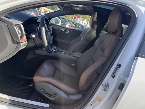 2024 Volvo V60 Cross Country Plus