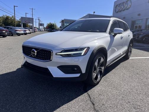 2024 Volvo V60 Cross Country Plus