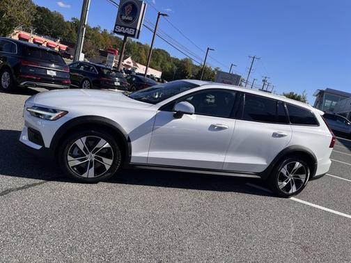2024 Volvo V60 Cross Country Plus