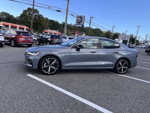 2024 Volvo S60 Core Dark Theme