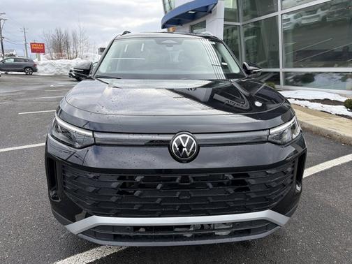 Deep Black Pearl 2026 Volkswagen Tiguan SE SUV