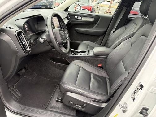 2025 Volvo XC40 Core Bright Theme