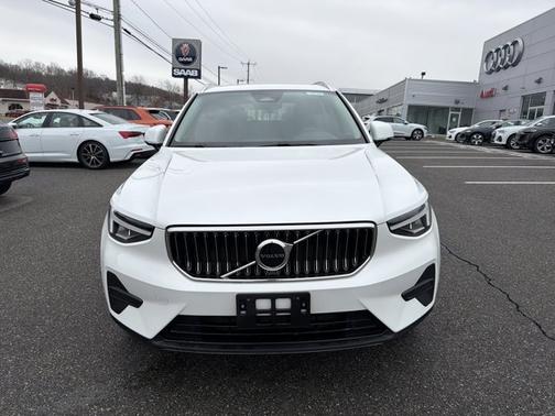 2025 Volvo XC40 Core Bright Theme