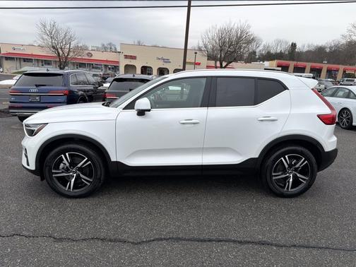2025 Volvo XC40 Core Bright Theme