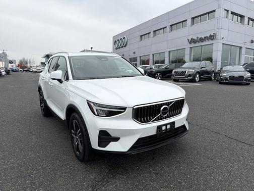 2025 Volvo XC40 Core Bright Theme