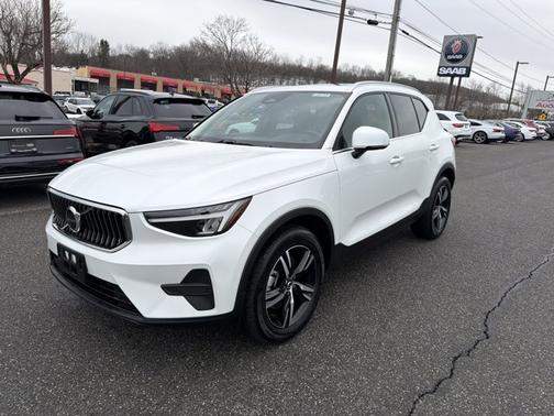 2025 Volvo XC40 Core Bright Theme